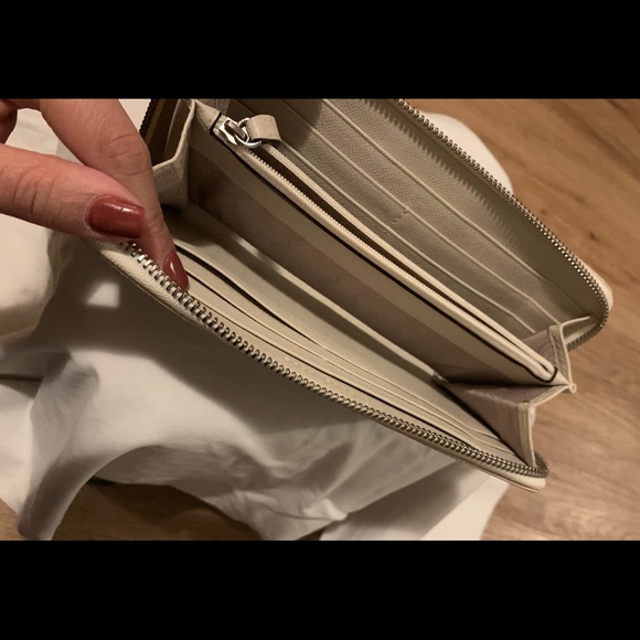 Michael Kors Zip Around Wallet. - Picture 4 of 8